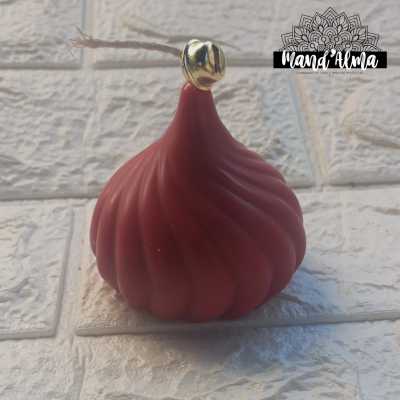 Vela decorativa vermelha ondulada com botão dourado no topo