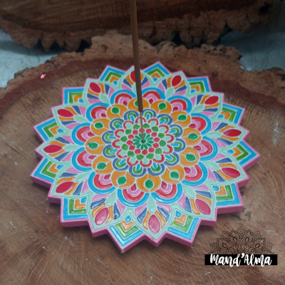 Incensário cerâmico colorido com padrão mandala em cima de madeira