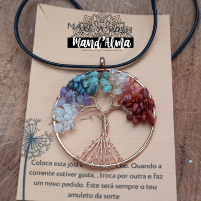 Colar árvore da vida com pedras coloridas em cartão de instruções