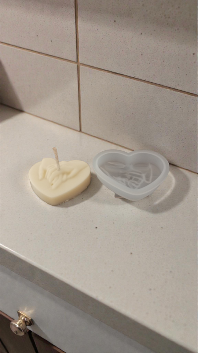 Vela coração creme com mãos dadas e molde silicone transparente