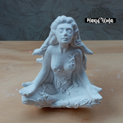 Estátua branca de figura feminina em posição de lótus com detalhes florais em textura de madeira