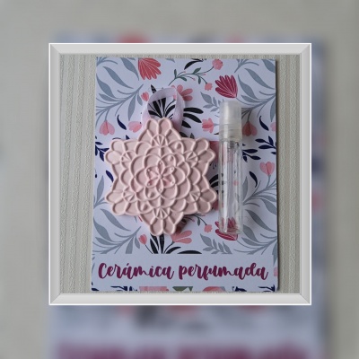 Conjunto de cerâmica perfumada rosa com frasco de spray e fundo floral