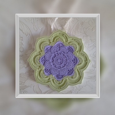 Mandala decorativa verde e lilás em relevo com padrão floral