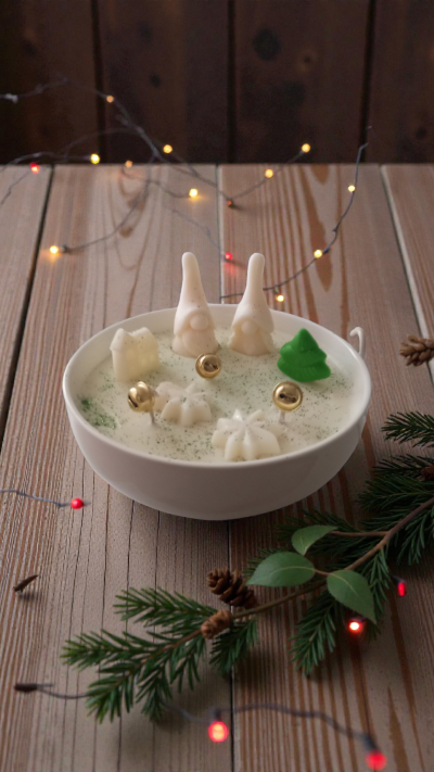 Vela decorativa branca com figuras natalícias em recipiente redondo