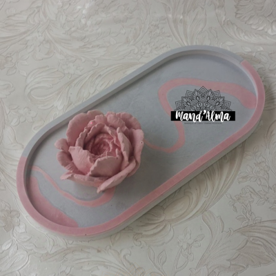 Bandeja oval cinza e rosa com flor decorativa rosa e texto Mandi Alma