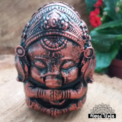 Estatueta em metal cobreado de divindade com mãos em oração