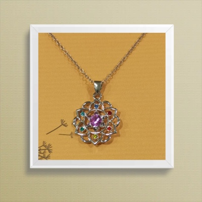 Colar com pendente circular prateado com pedras coloridas e rosa no centro