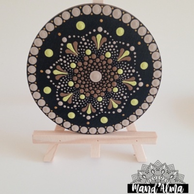 Prato mandala colorido em cavalete de madeira