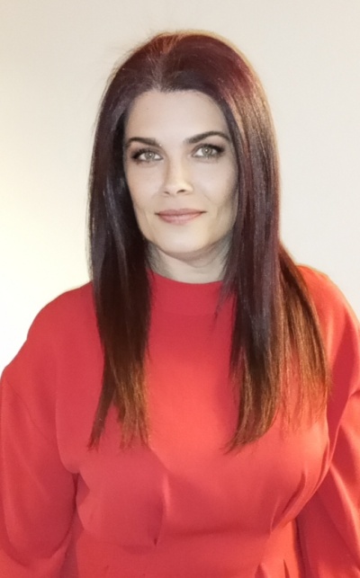 Pessoa com blusa vermelha e cabelo castanho escuro liso