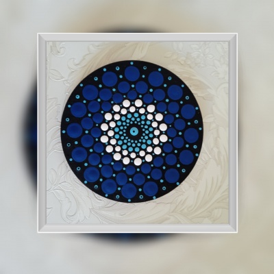 Quadro emoldurado com padrão circular de pontos azuis e brancos