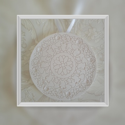 Prato decorativo com elefantes e flores em relevo, branco sobre fundo tecido branco