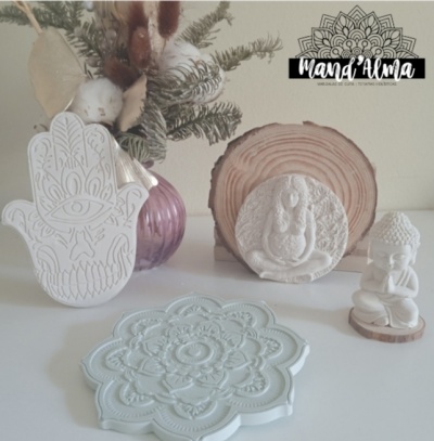 objetos decorativos espirituais em cerâmica branca sobre superfície branca com arranjo seco e tronco de madeira