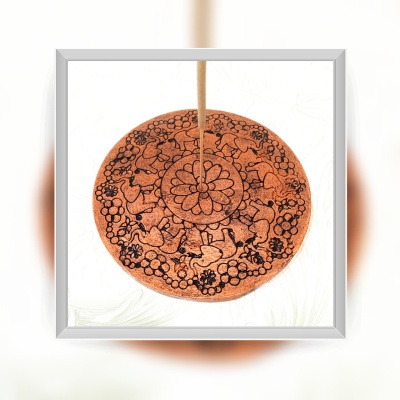 Incenso em suporte de madeira redondo com padrão floral e cavalos negro