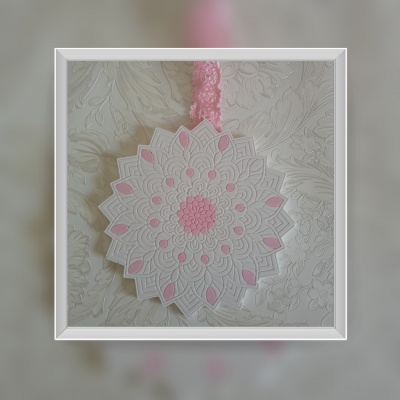 Mandala decorativa em tecido branco e rosa com padrão floral