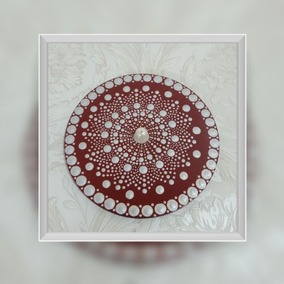 Prato decorativo vermelho com padrão circular branco e esfera central