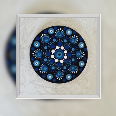Quadro decorativo com mandala em tons de azul, branco e preto com moldura branca