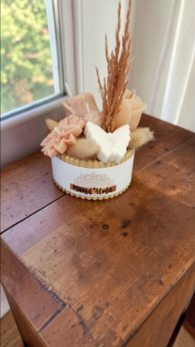 Conjunto decorativo de velas em forma de flores e borboleta com base dourada e etiqueta MandAlma