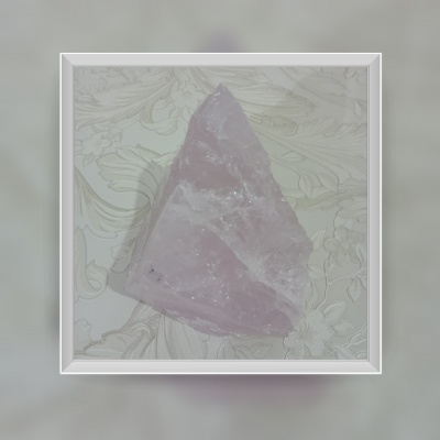 Cristal rosa em superfície branca decorada