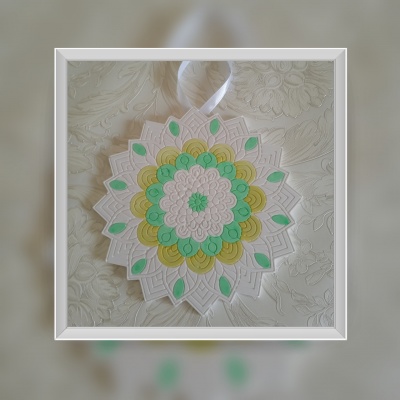 Enfeite decorativo floral branco, verde e amarelo com laço