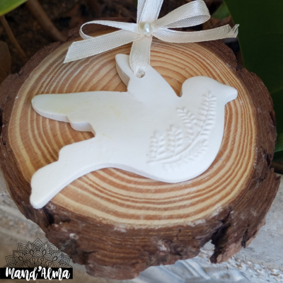 Ornamento pássaro branco com fita e base de madeira redonda