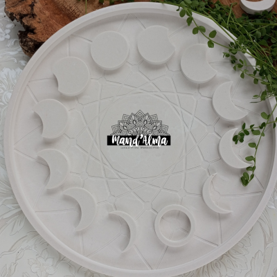Tabuleiro redondo branco com fases da lua e padrão geométrico central com texto 'MAND' ALMA'