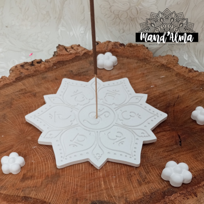Suporte branco para incenso em forma de flor sobre madeira rústica com flores decorativas brancas