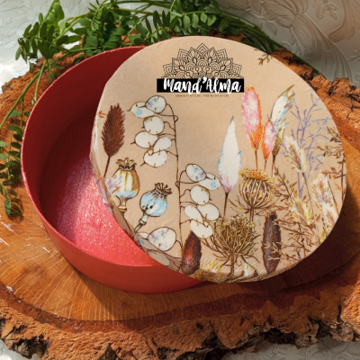 Caixa redonda com tampa decorada com flores secas e interior vermelho