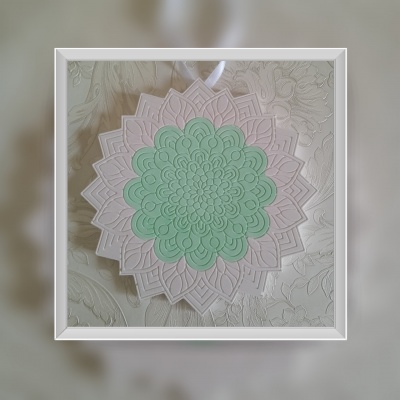 Adorno decorativo mandala verde e rosa com textura floral