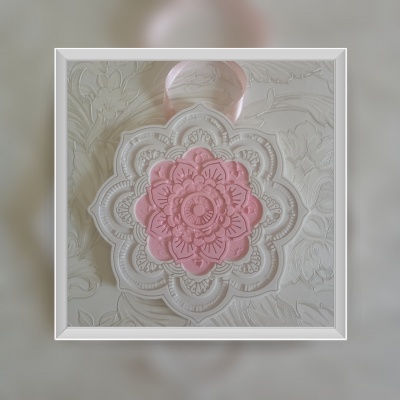 Carimbo em relevo rosa e branco com padrão floral circular