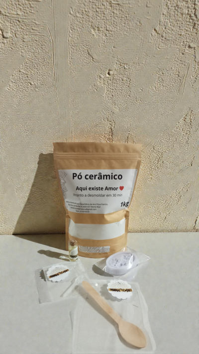 Pó cerâmico num saco de papel castanho com itens para moldar em fundo claro