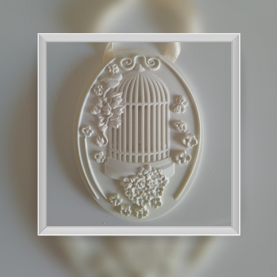 Ornamento oval branco com gaiola em relevo e flores, moldura branca