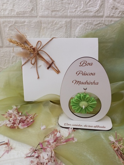Conjunto decorativo de Páscoa com embalagem branca, laço de corda, ramos secos e apoio em forma de ovo com texto para madrinha.