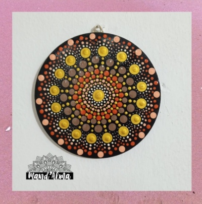 Mandala circular em madeira pintada com padrão de pontos coloridos