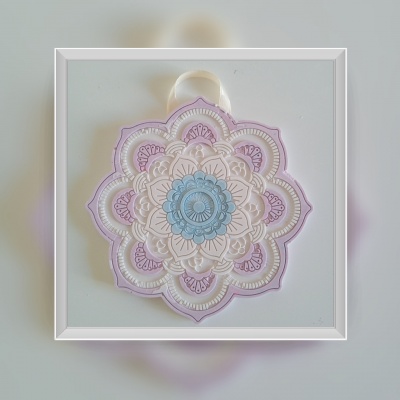 Mandala decorativa azul, lilás e branca com padrão floral e relevo