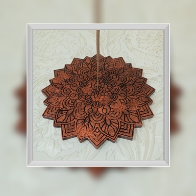 Tapete para incenso em cortiça com padrão mandala castanho e fundo branco texturizado