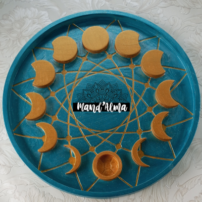 Objecyo circular azul com fases da lua douradas em círculo e suporte no centro