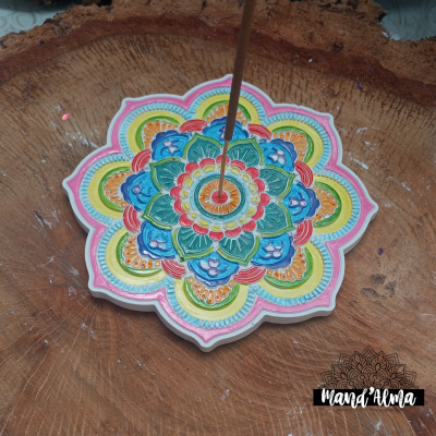 Base para incenso mandala colorida em madeira com incenso aceso
