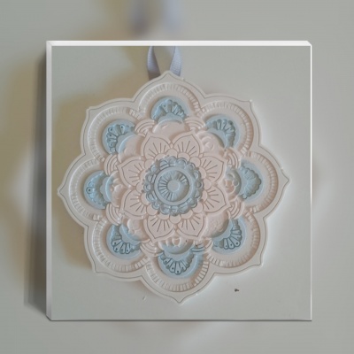 Quadro decorativo branco e azul com padrão floral em relevo