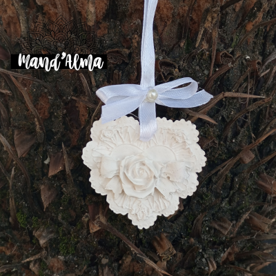 Enfeite em forma de coração branco com rosa e fita branca