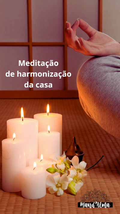 Velas acesas, flor branca e mão em gesto de meditação em almofada sobre tatami com texto