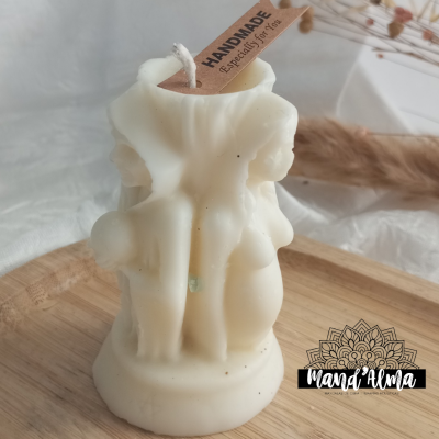Vela branca esculpida com figura humana dupla e etiqueta handmade