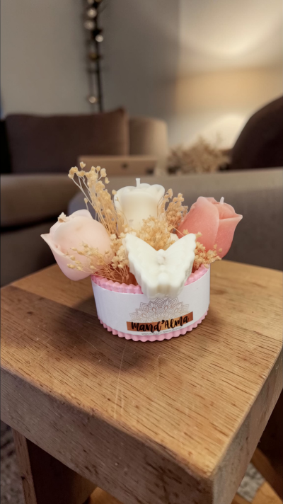 Velas decorativas em forma de rosa e borboleta com flores secas numa base cor-de-rosa MANDALMA