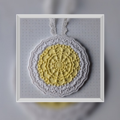 Tecido decorativo redondo em crochê amarelo e branco com alças