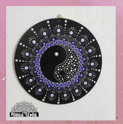 Disco decorativo redondo preto com padrão pontilhado branco e roxo de Yin e Yang
