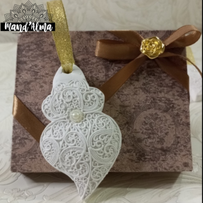 Caixa de presente castanha com laço castanho e enfeite branco em forma de coração