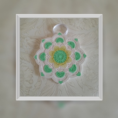 Tapete trançado com padrão floral verde, amarelo e branco sobre superfície clara texturizada