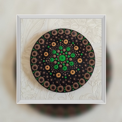 Prato decorativo redondo com padrão colorido em moldura branca