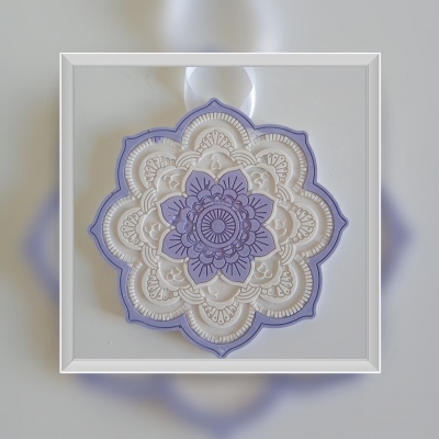Medalha decorativa floral lilás e branca com relevo pendurada