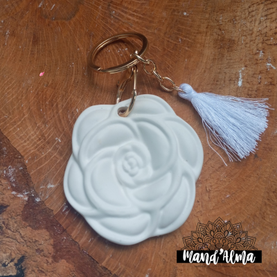 Porta-chaves branco em forma de flor com tassel branco e argola metálica dourada