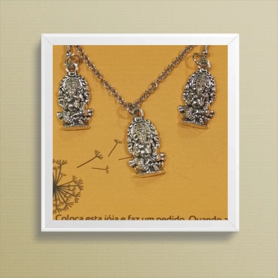 Conjunto de bijutaria com colar e brincos em prata em moldura branca sobre fundo amarelo